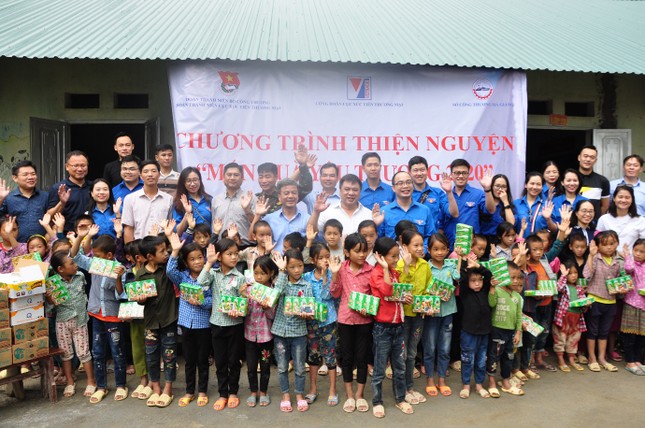 Tuổi trẻ MobiFone đóng góp 'Món quà yêu thương' tới học sinh địa đầu Tổ quốc ảnh 4