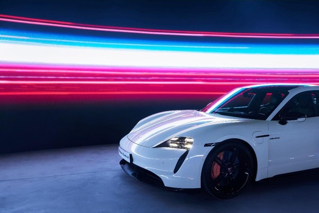 Porsche chính thức ra mắt dòng xe thể thao thuần điện cao cấp Taycan tại Việt Nam ảnh 2