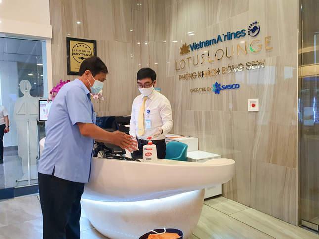 Unilever cùng Cảng hàng không quốc tế Tân Sơn Nhất phòng dịch cho hành khách ảnh 1