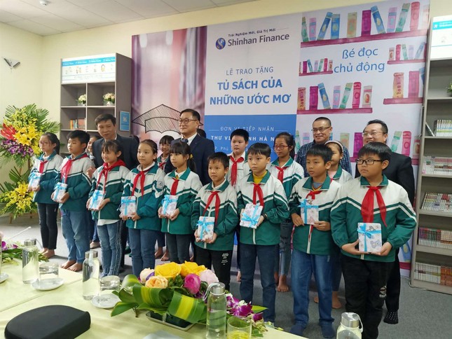 Shinhan Finance trao tặng 'Tủ sách của những ước mơ' cho Thư viện Tỉnh Hà Nam ảnh 1