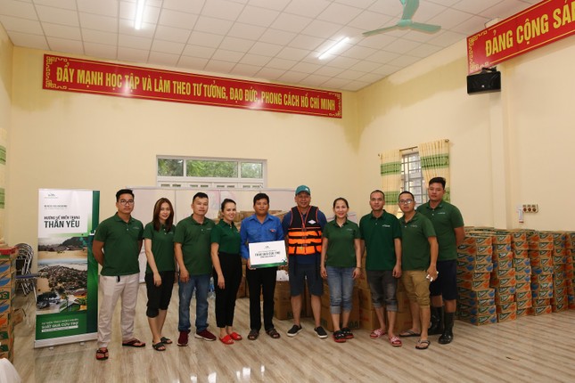 Khóa Huy Hoàng và cộng đồng đại lý trao hàng ngàn suất quà cứu trợ tới đồng bào vùng lũ ảnh 4