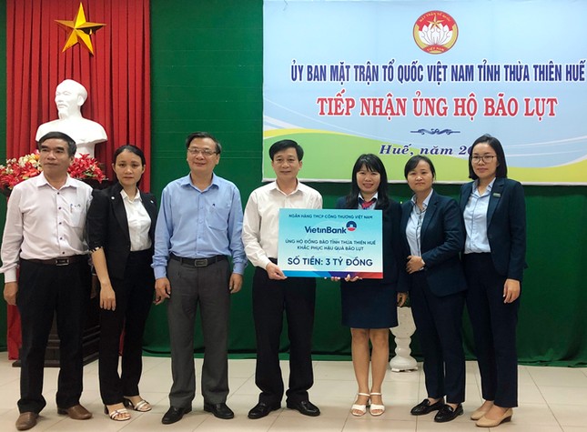 VietinBank dành hơn 15 tỷ đồng hỗ trợ đồng bào miền Trung bị lũ lụt ảnh 1
