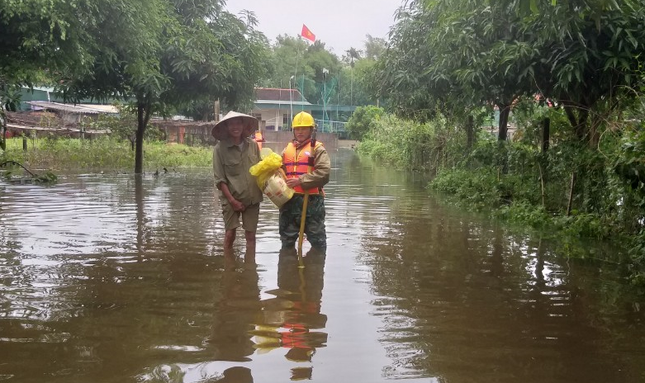 PC Hà Tĩnh: Nỗ lực cấp điện trở lại cho bà con nhân dân sau mưa lũ ảnh 7