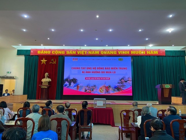 Chung tay ủng hộ đồng bào miền Trung bị ảnh hưởng do mưa lũ ảnh 1