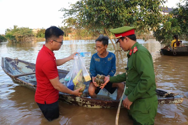 Vietlott cùng Trung đoàn Cảnh sát cơ động Bắc Trung Bộ cứu trợ tại Hà Tĩnh, Quảng Bình ảnh 2