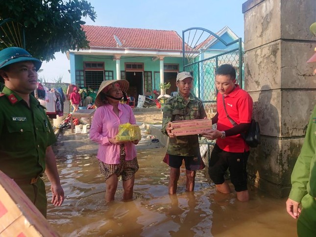 Vietlott cùng Trung đoàn Cảnh sát cơ động Bắc Trung Bộ cứu trợ tại Hà Tĩnh, Quảng Bình ảnh 4