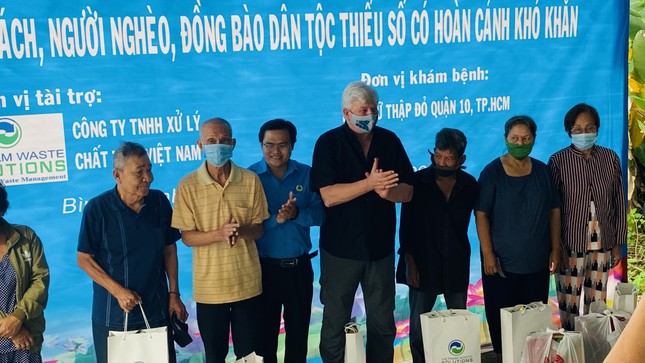 Tặng quà, khám bệnh cho hơn 300 hộ dân ở huyện Bình Chánh ảnh 1