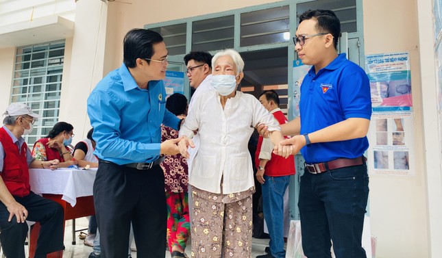 Tặng quà, khám bệnh cho hơn 300 hộ dân ở huyện Bình Chánh ảnh 2