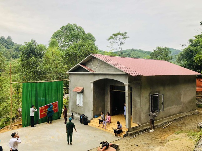 Căn nhà bê tông đầu tiên ở giữa rừng của vị cựu chiến binh người Tày ảnh 1