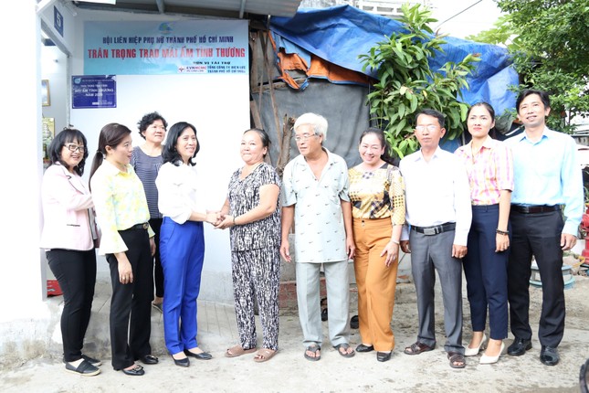 Trao tặng ‘Mái ấm tình thương’ cho gia đình khó khăn ảnh 1