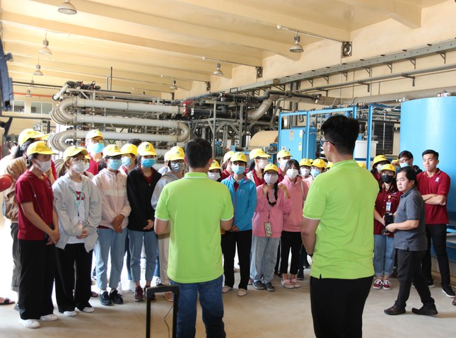 40 sinh viên ĐH Nguyễn Tất Thành tìm hiểu quy trình vận hành và xử lý chất thải của VWS ảnh 2