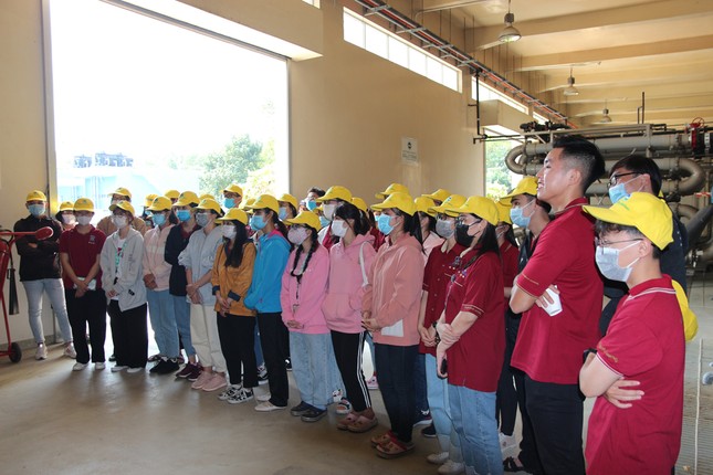 40 sinh viên ĐH Nguyễn Tất Thành tìm hiểu quy trình vận hành và xử lý chất thải của VWS ảnh 3