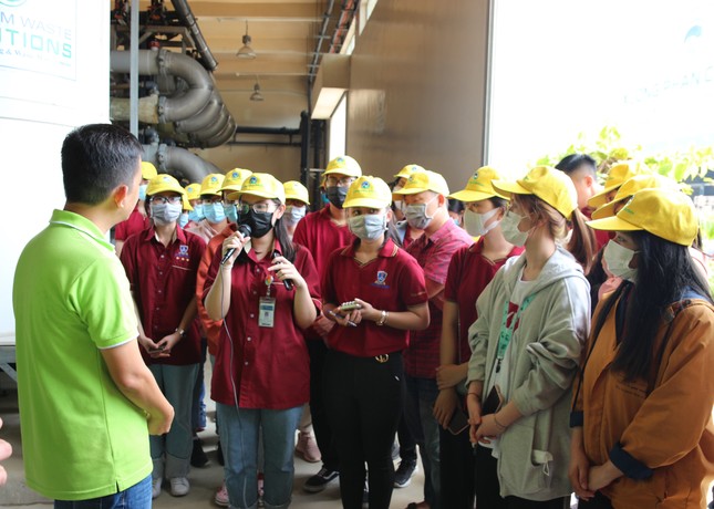 40 sinh viên ĐH Nguyễn Tất Thành tìm hiểu quy trình vận hành và xử lý chất thải của VWS ảnh 1