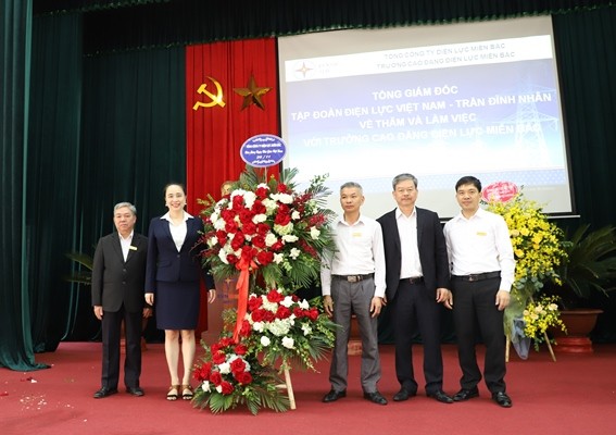 Tổng Giám đốc EVN và lãnh đạo EVNNPC thăm, chúc mừng các đơn vị đào tạo ảnh 2
