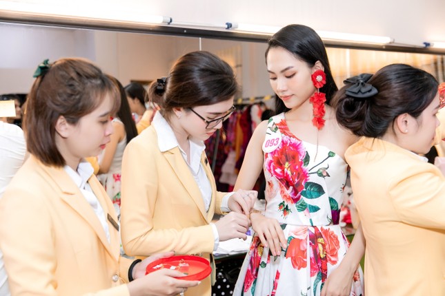 Trang sức IJC: Yếu tố giúp các thí sinh Hoa hậu Việt Nam 2020 lộng lẫy trên sàn catwalk ảnh 5