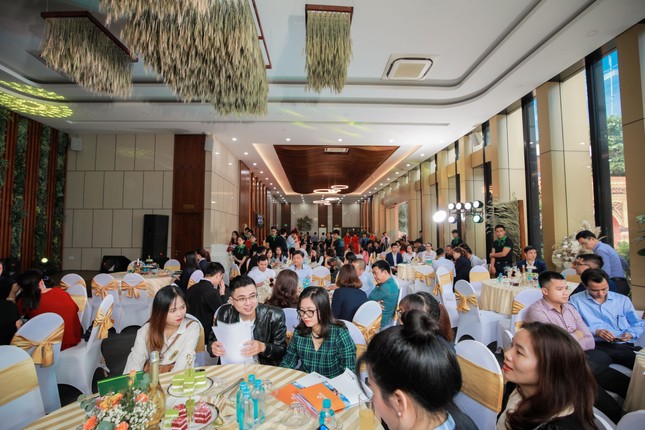 Him Lam Vạn Phúc tiếp tục gây sốt tại lễ mở bán phân khu Barres ảnh 1