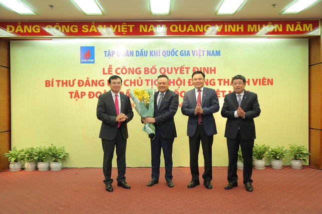 Trao quyết định cho Chủ tịch HĐQT PVN Hoàng Quốc Vượng ảnh 2