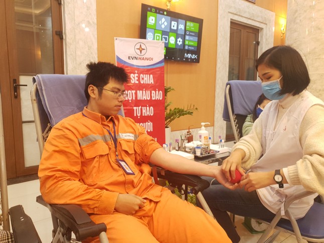 Ngành Điện Thủ đô hướng về miền Trung trong tháng tri ân khách hàng ảnh 4