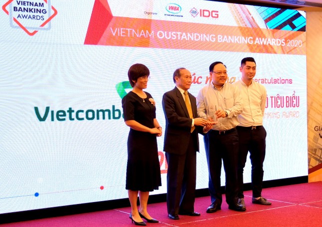 Vietcombank được vinh danh là Ngân hàng chuyển đổi số tiêu biểu năm 2020 ảnh 1