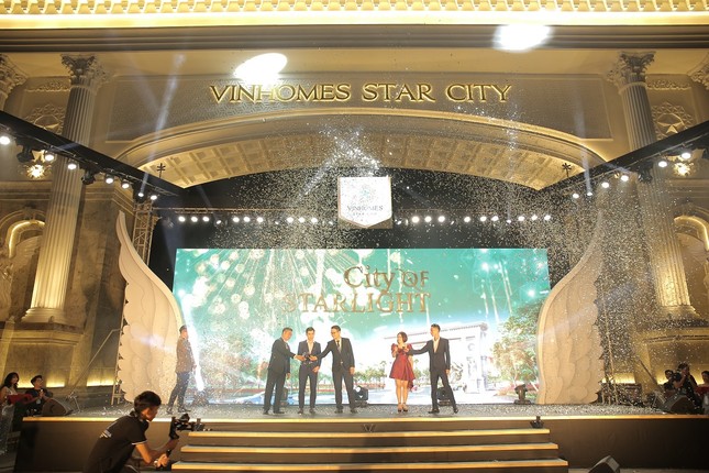 Vinhomes Star City khai trương cổng chào Victoria và quảng trường ánh sáng ảnh 4