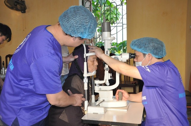 Phẫu thuật đục thể thuỷ tinh: Nhiều người bệnh đến viện khám khi đã muộn ảnh 1