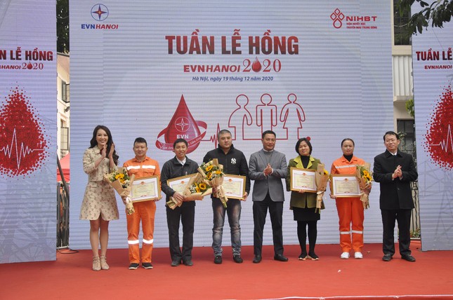 Gần 600 đơn vị máu được hiến tại 'Tuần lễ hồng EVNHANOI năm 2020' ảnh 3