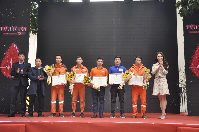 Gần 600 đơn vị máu được hiến tại 'Tuần lễ hồng EVNHANOI năm 2020' ảnh 4