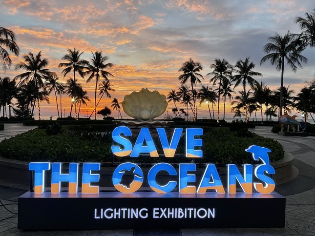 Đảo ngọc Phú Quốc đón giáng sinh với triển lãm ánh sáng ‘Save The Oceans’ ảnh 1