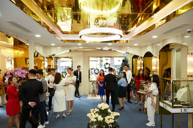 Siêu mẫu Vĩnh Thụy khai trương Charm Club ở TPHCM ảnh 2