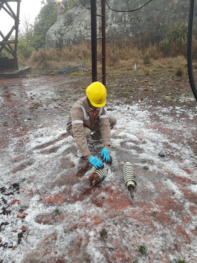 Băng giá ở nhiều tỉnh phía Bắc, EVNNPC đảm bảo cấp điện cho người dân ảnh 1