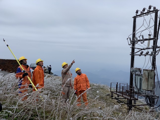Băng giá ở nhiều tỉnh phía Bắc, EVNNPC đảm bảo cấp điện cho người dân ảnh 4