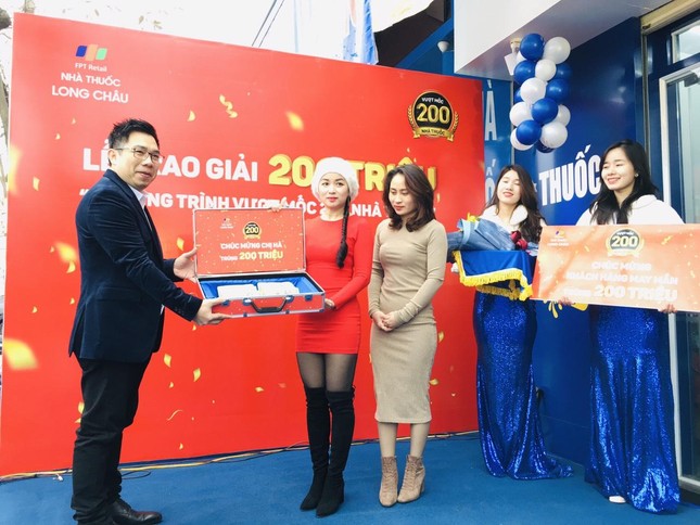 Vượt mốc 200 nhà thuốc, FPT Long Châu trao 200 triệu đồng cho khách hàng may mắn ảnh 1
