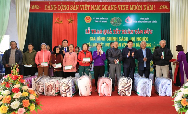 Mang quà Tết ấm tình về Bắc Giang ảnh 2