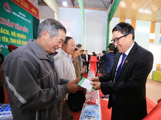Mang quà Tết ấm tình về Bắc Giang ảnh 1