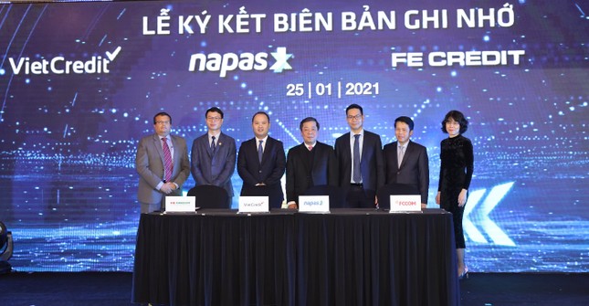 VietCredit cùng NAPAS ký kết biên bản ghi nhớ hợp tác phát hành thẻ chip tín dụng nội địa ảnh 1