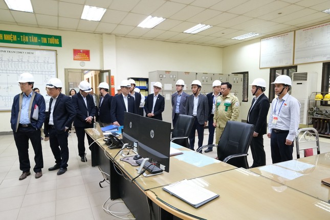 Chủ tịch EVNNPT kiểm tra việc cung cấp điện phục vụ Đại hội Đảng lần thứ XIII ảnh 2