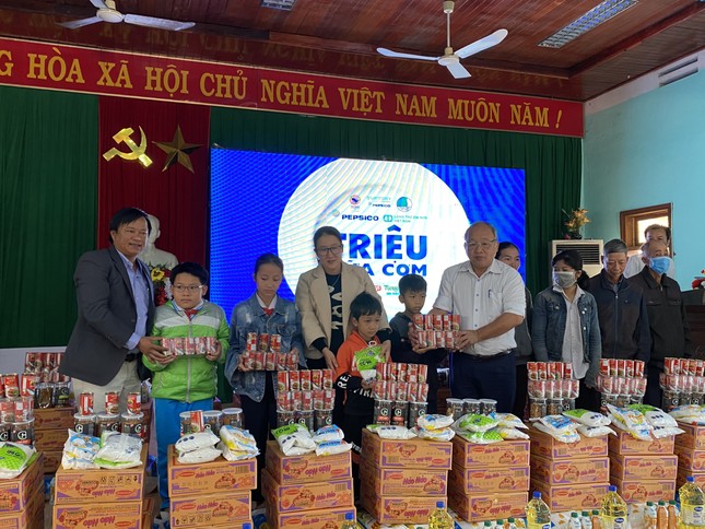 Tết ấm no với ‘triệu bữa cơm’ hỗ trợ trẻ em chịu ảnh hưởng lũ lụt ảnh 1