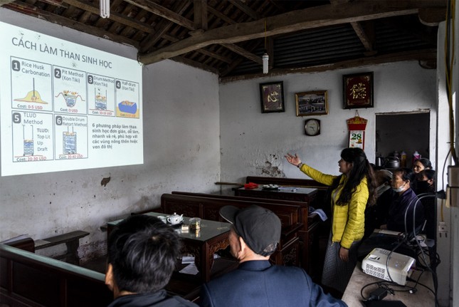 Thí điểm mô hình sản xuất than sinh học tại Câu lạc bộ liên thế hệ tự giúp nhau ảnh 1