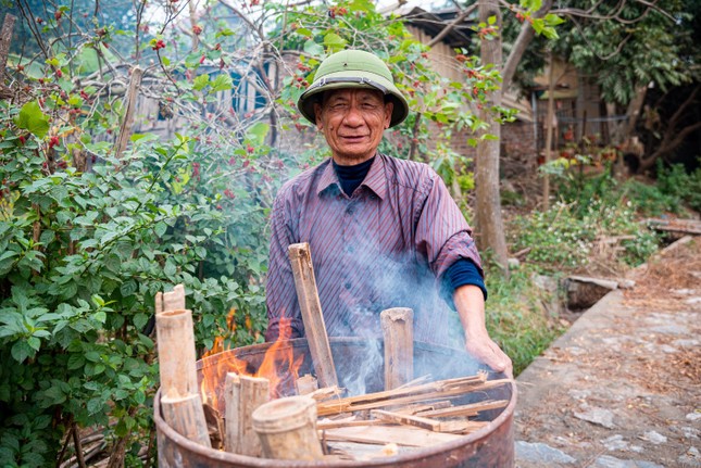 Thí điểm mô hình sản xuất than sinh học tại Câu lạc bộ liên thế hệ tự giúp nhau ảnh 2