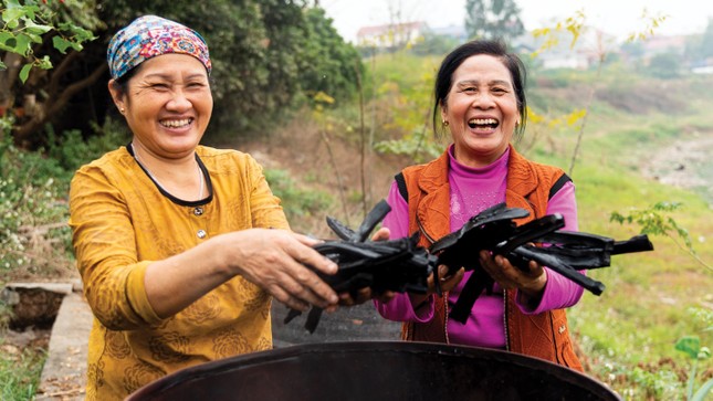 Thí điểm mô hình sản xuất than sinh học tại Câu lạc bộ liên thế hệ tự giúp nhau ảnh 3