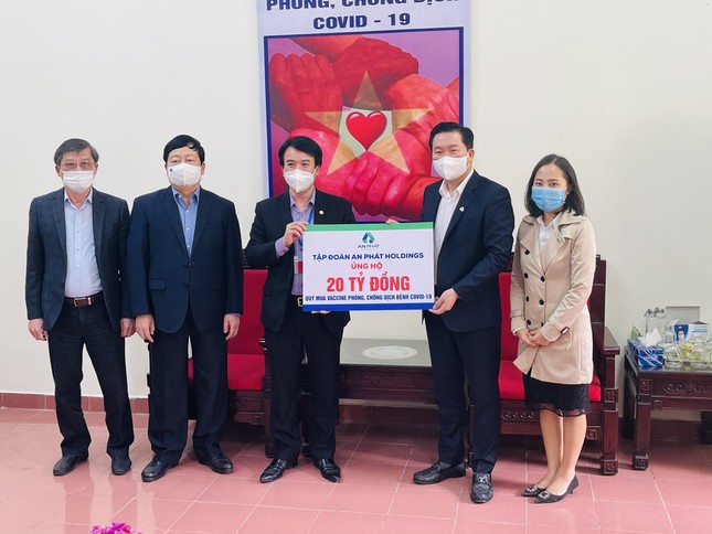 An Phát Holdings tiếp tục trao 20 tỷ đồng hỗ trợ Hải Dương mua vaccine phòng chống COVID-19 ảnh 1