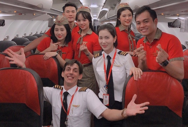 Ngày 8/3: Bay cùng những nữ phi công xinh đẹp ảnh 3