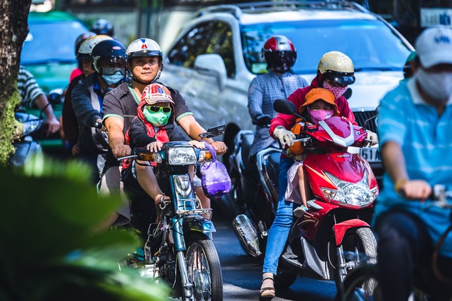 Bịt kín người mà vẫn không hiệu quả, chống nắng sao cho chuẩn? ảnh 2
