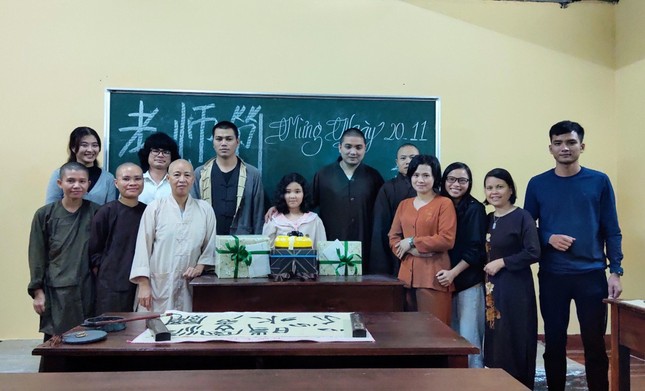 Lớp học thư pháp “0 đồng” tại Chùa Long Hưng ảnh 3