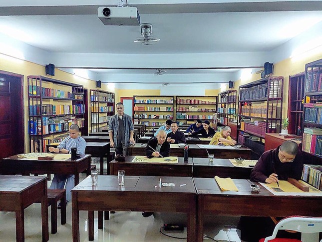Lớp học thư pháp “0 đồng” tại Chùa Long Hưng ảnh 5