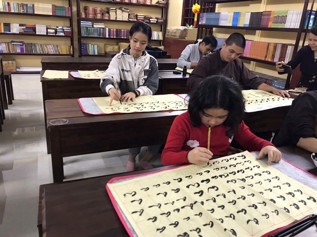 Lớp học thư pháp “0 đồng” tại Chùa Long Hưng ảnh 6