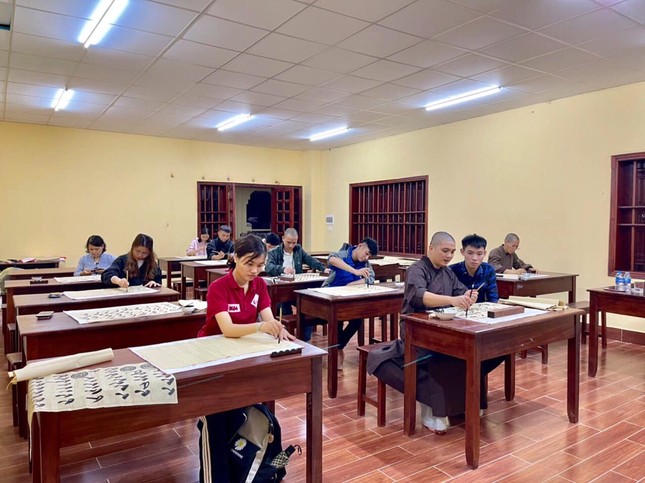 Lớp học thư pháp “0 đồng” tại Chùa Long Hưng ảnh 7