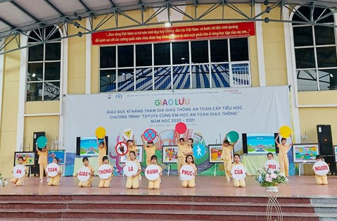 Học sinh tiểu học Hà Giang hào hứng với Toyota cùng em học an toàn giao thông 2021 ảnh 2