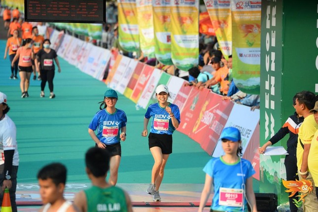 Màu áo BIDV nhuộm xanh giải vô địch quốc gia Marathon 2021 ảnh 10