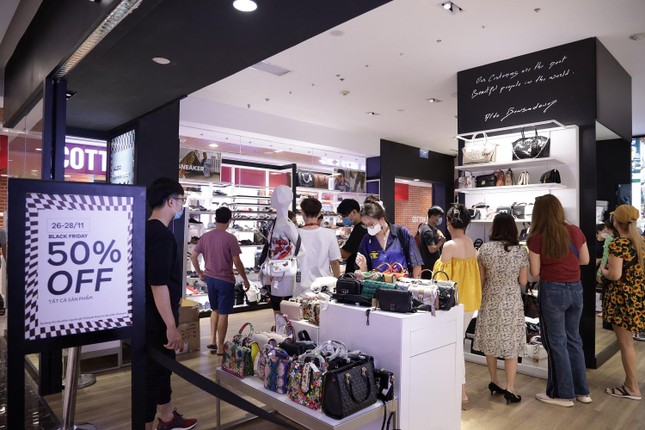 Vincom Black Friday: Khách hàng rộn ràng xếp hàng săn sale “khủng” ảnh 3